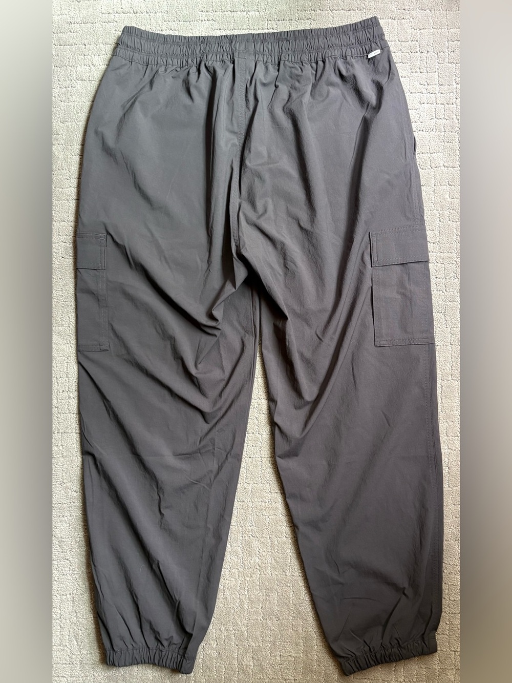 Vuori Women’s Birch Vintage Black Quick Dry Utility Cargo Stretch Joggers - Picture 7 of 8